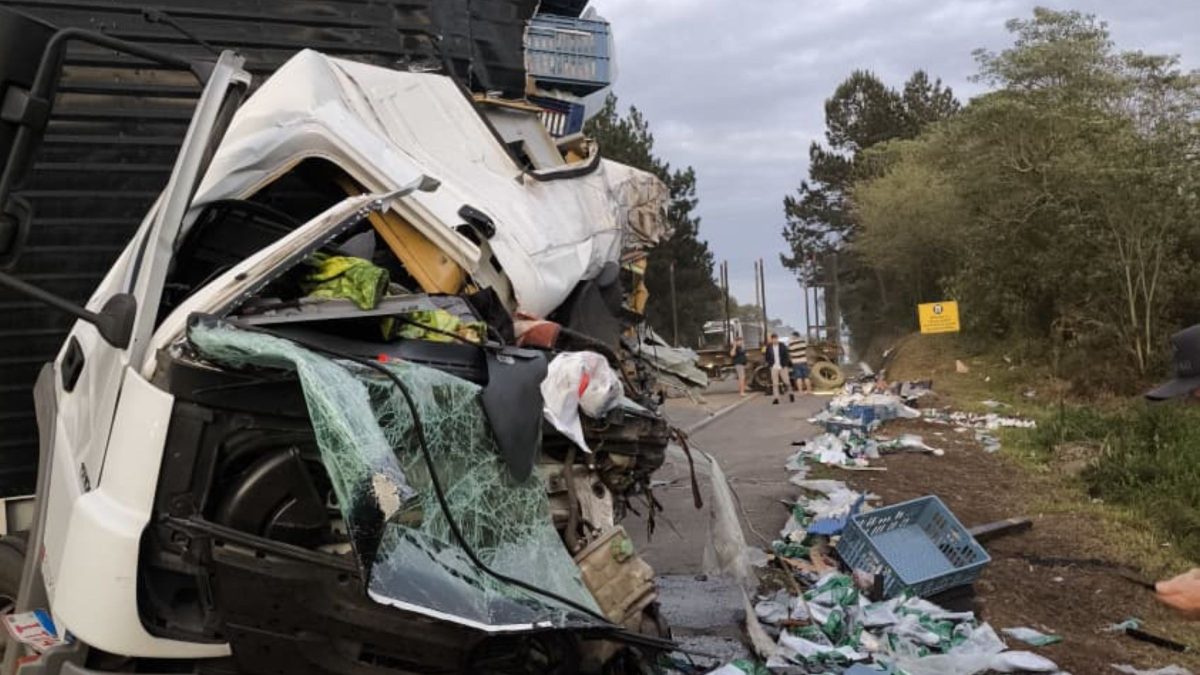 Caminhoneiro de 22 anos morre e bebê de 8 meses fica ferido em colisão entre dois caminhões na BR-282 em SC