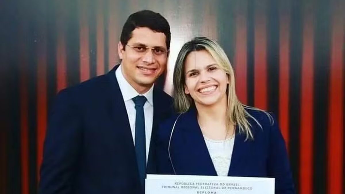 TRE manda o casal de deputados Clarissa e Júnior Tércio remover vídeo em que associam adversários ao ‘kit gay’, sob multa de R$ 10 mil por dia