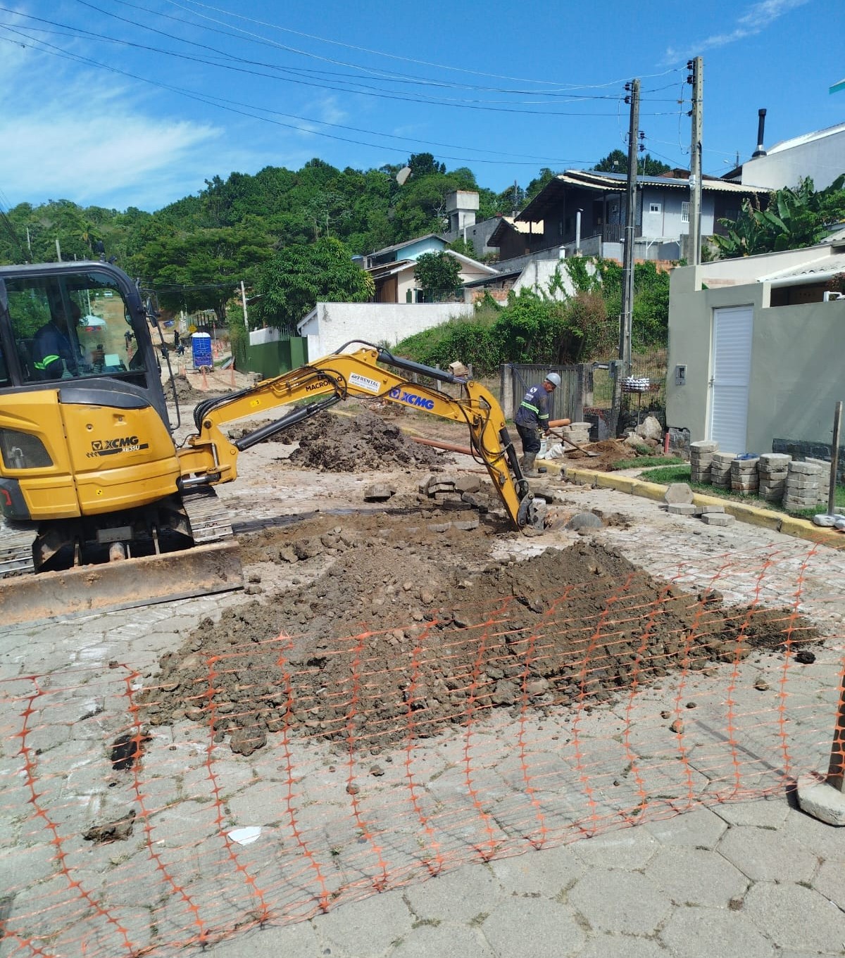 Diferentes frentes de trabalho atuam nas obras de esgotamento de Bombinhas, na próxima semana