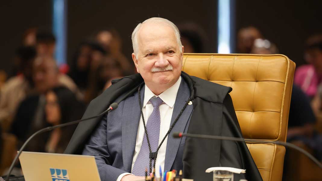 Fachin tira pedido de investigação contra Mendonça do inquérito das fake news