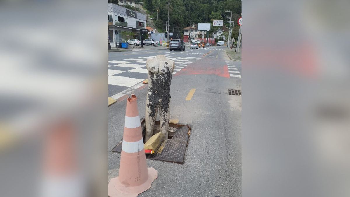 Manequim é usado para ‘tampar’ buraco em uma das principais ruas de Blumenau