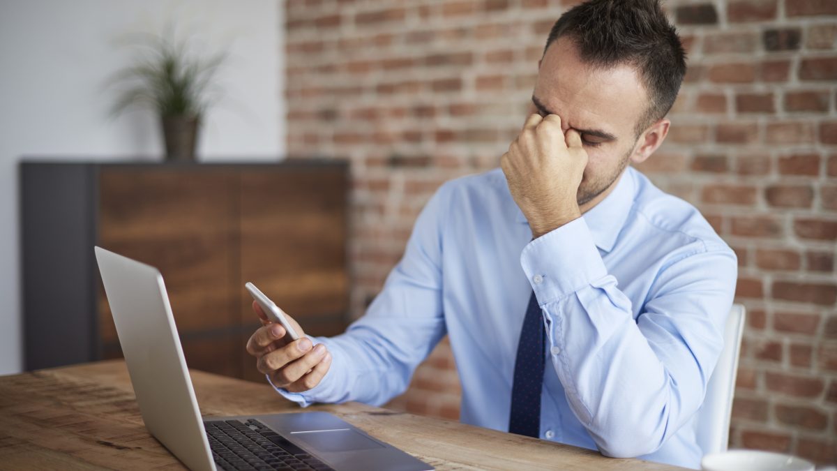 Celular apresenta defeito e consumidor quer trocar aparelho imediatamente, mas quando STJ analisa a situação, tribunal decide que nem todo telefone pode ser considerado produto essencial