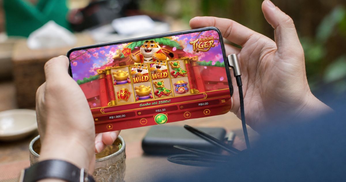 Gerente usou senha da chefe para enviar R$ 170 mil ao jogo do tigrinho e inventou ataque hacker, mas farsa caiu na Justiça que bloqueou suas contas e mandou devolver dinheiro com indenização