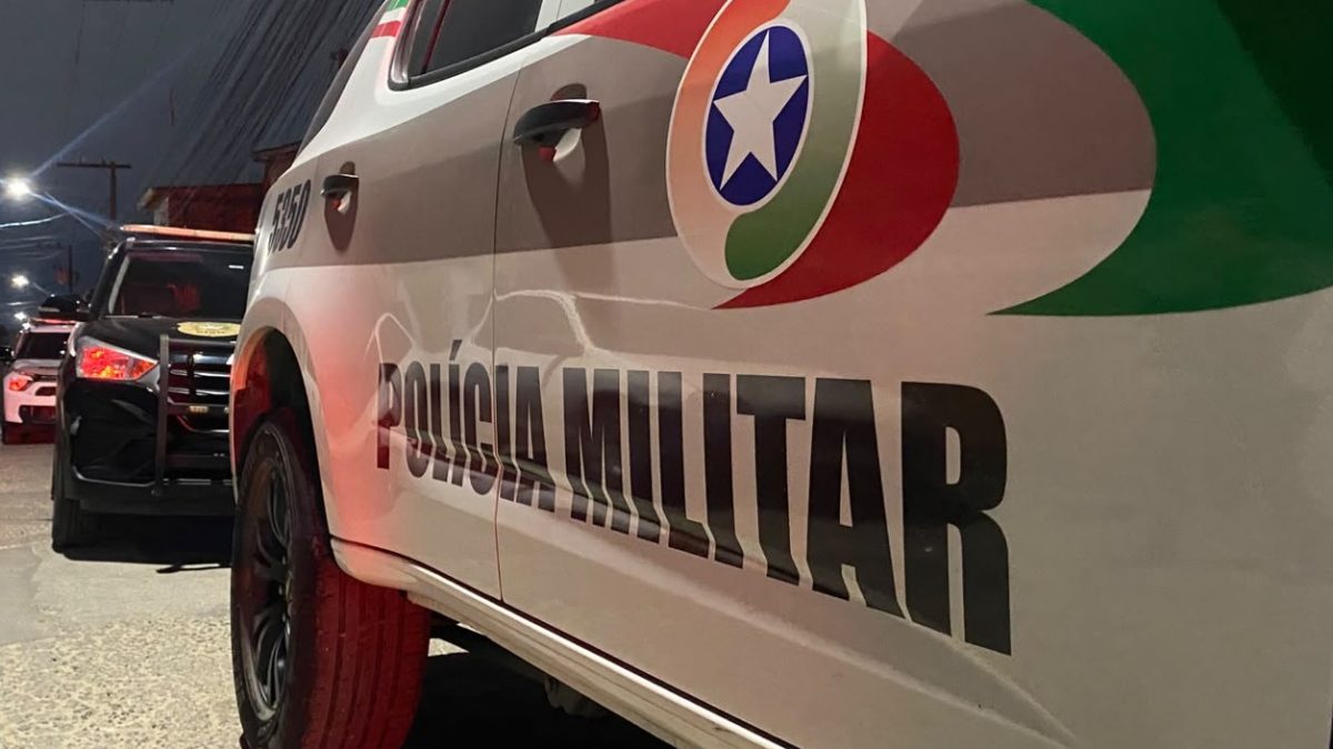 Homem é preso após filmar vizinhas, se exibir de roupas íntimas e fazer gestos obscenos em apartamento em SC