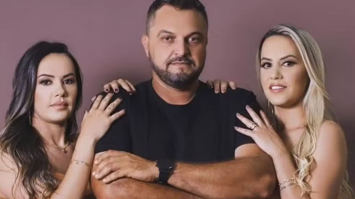 Trisal brasileiro com gêmeas ganha o mundo e chama atenção da imprensa internacional: ‘Dividem o mesmo homem’