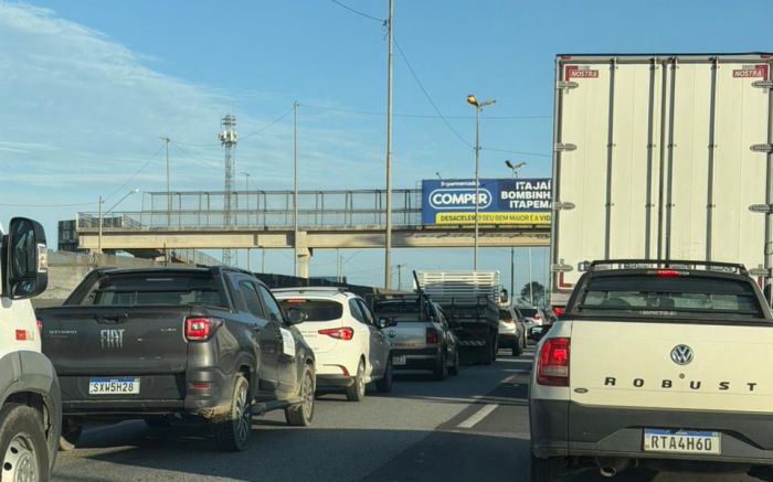 Filas tomam a BR 101 no litoral antes do feriadão