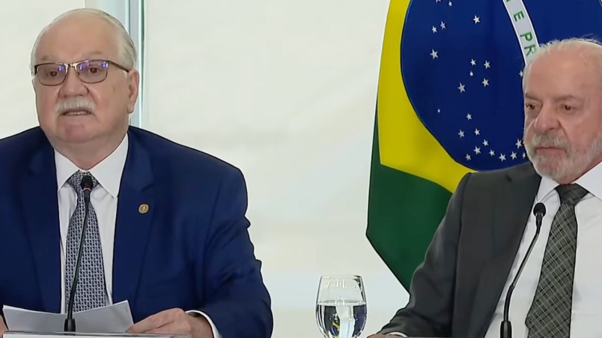 ‘Nenhuma autoridade está acima da Constituição’, diz Fachin em meio à crise no STF em evento com Lula