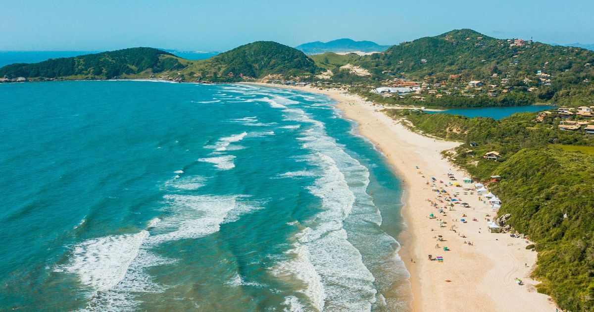 ‘Escolha o Sul em vez do Norte’: Praia do Rosa, em SC, figura em lista de 100 destinos imperdíveis à beira-mar elaborado por especialistas