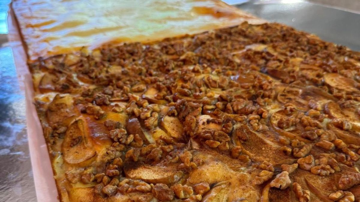 Receita da maior cuca do Brasil usa mais de 400 quilos de farinha de trigo, oito sabores diferentes e é produzida por voluntários em SC