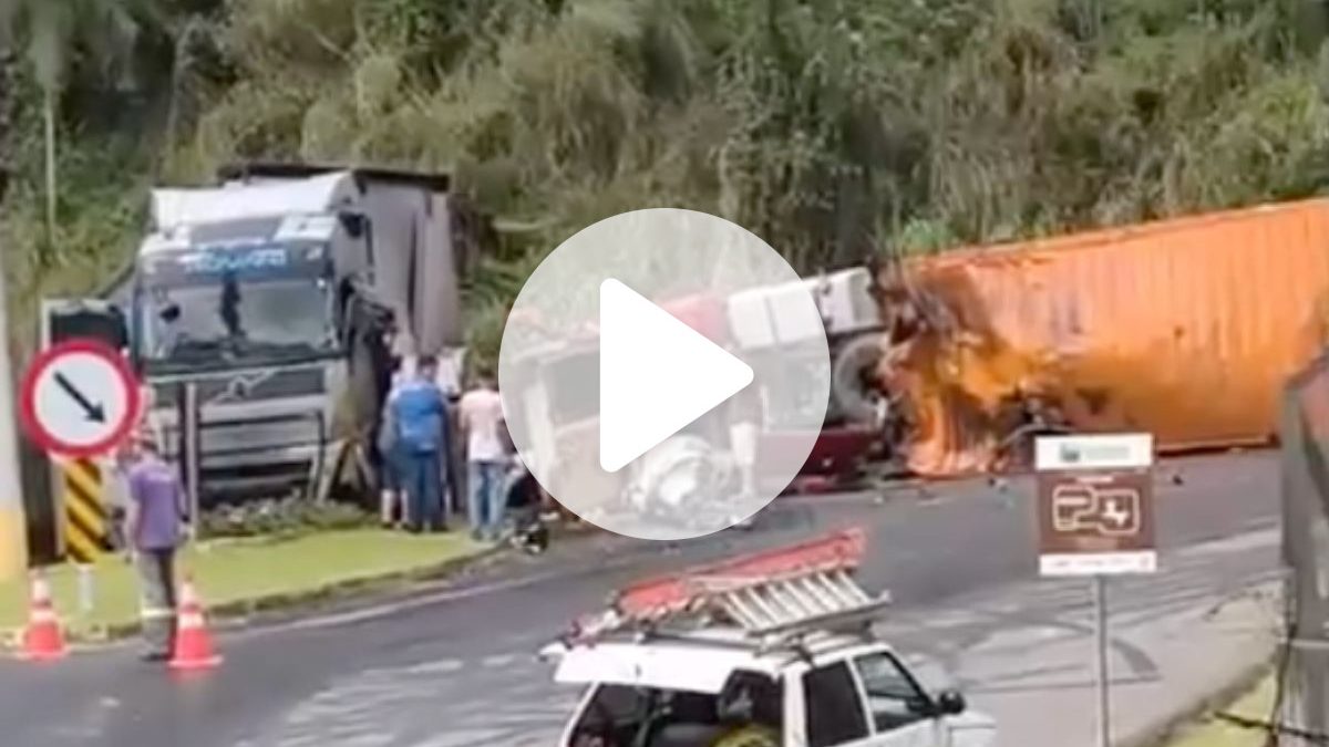 VÍDEO: Acidente entre duas carretas interdita rodovia estadual em SC