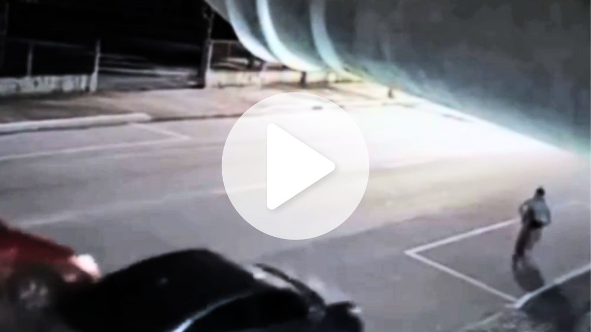 Vídeo impressionante mostra criança se jogando da bicicleta para escapar de carro desgovernado em SC