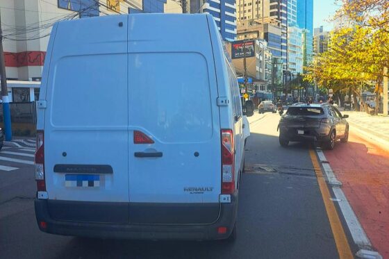Pane faz carro frear de repente e provoca colisão traseira na Avenida Atlântica