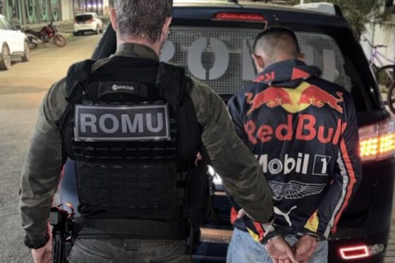 Populares se revoltam após homem agredir filho de seis anos na rua e suspeito acaba preso em BC