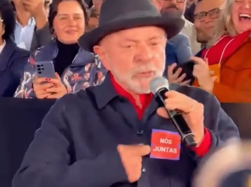 Vídeo de Lula com adesivo de professoras de Itajaí e Balneário repercute na internet