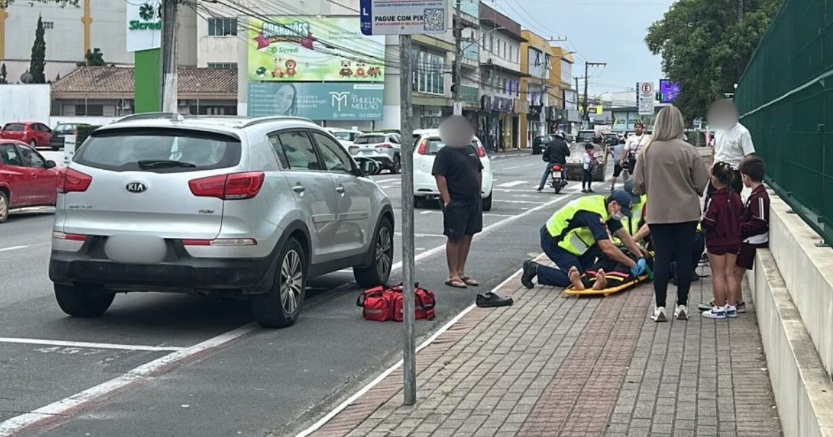 Menino abre porta de carro e atinge ciclista no Centro de Brusque