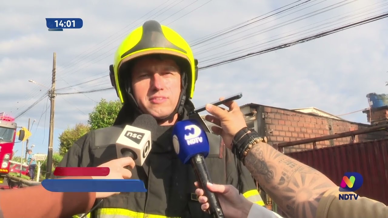 Incêndio assusta moradores e destrói veículos em casa de Chapecó