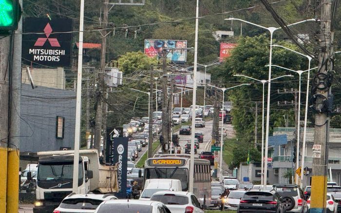 Centro de Itajaí trava e BR 101 tem fila de Barra Velha a BC