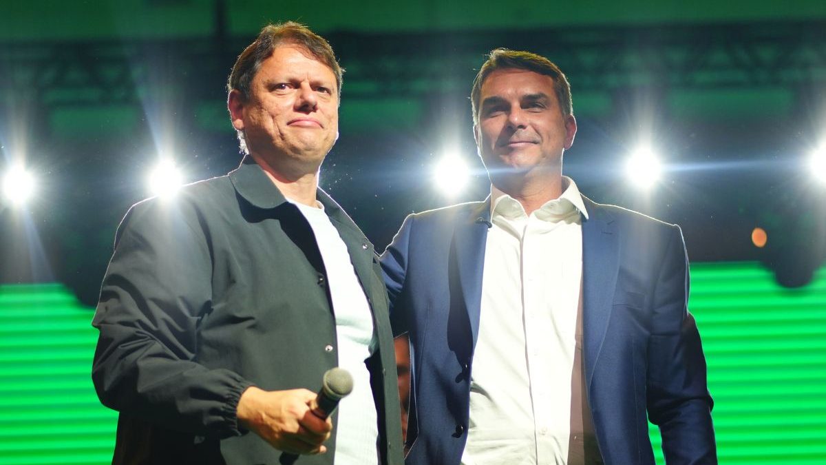 Flávio Bolsonaro revela apoio a Tarcísio como candidato à Presidência em 2030