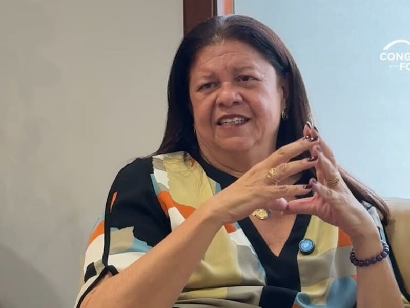 Falta de recursos afasta mulheres das eleições, diz Laura Carneiro