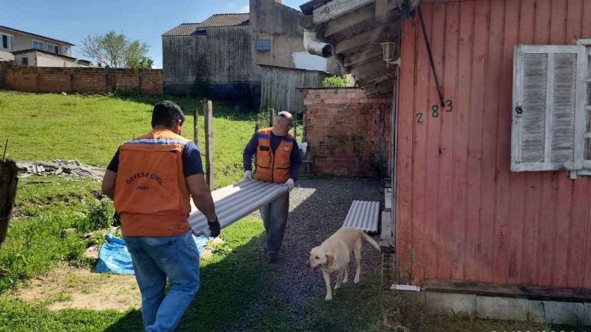 Cidade da Serra de SC inicia entrega de telhas a famílias atingidas por tempestade de granizo; saiba como solicitar auxílio