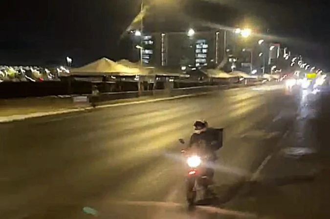 Vídeo: motociclista é preso após perseguir vítima em ônibus e descumprir medida protetiva