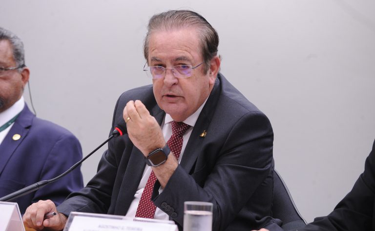 Comissão aprova projeto que autoriza extensão de estágio após conclusão de curso superior