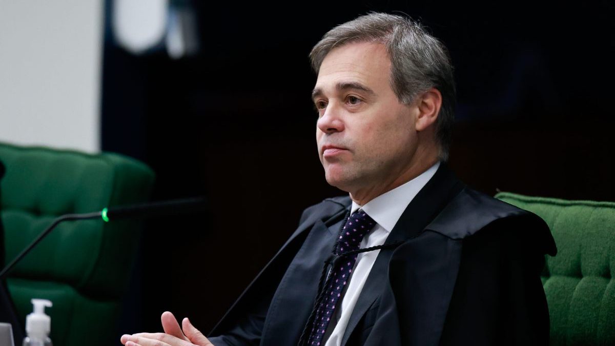 Sob pressão da Corte, Fachin avalia pedido para afastar Mendonça do caso Master
