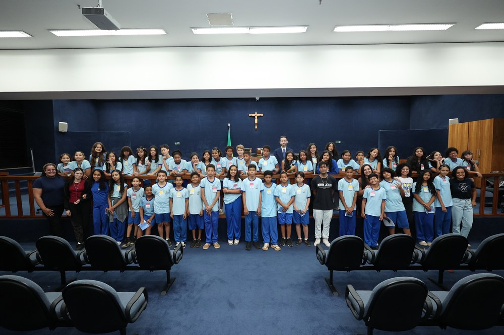 Alunos de Sobradinho visitam o TJDFT em programa educativo