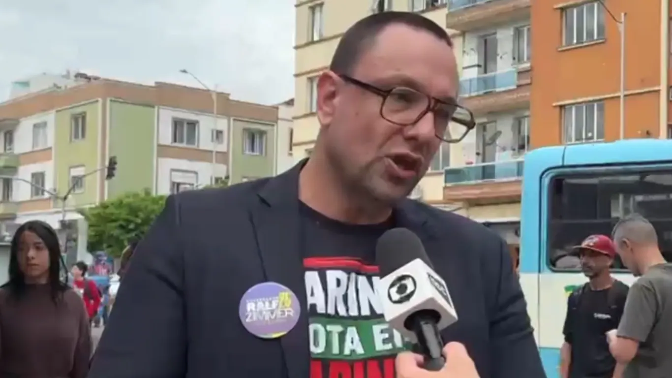 Eleições 2026 em SC: Ralf Zimer se reúne com apoiadores em terminal de ônibus e conversa com eleitores