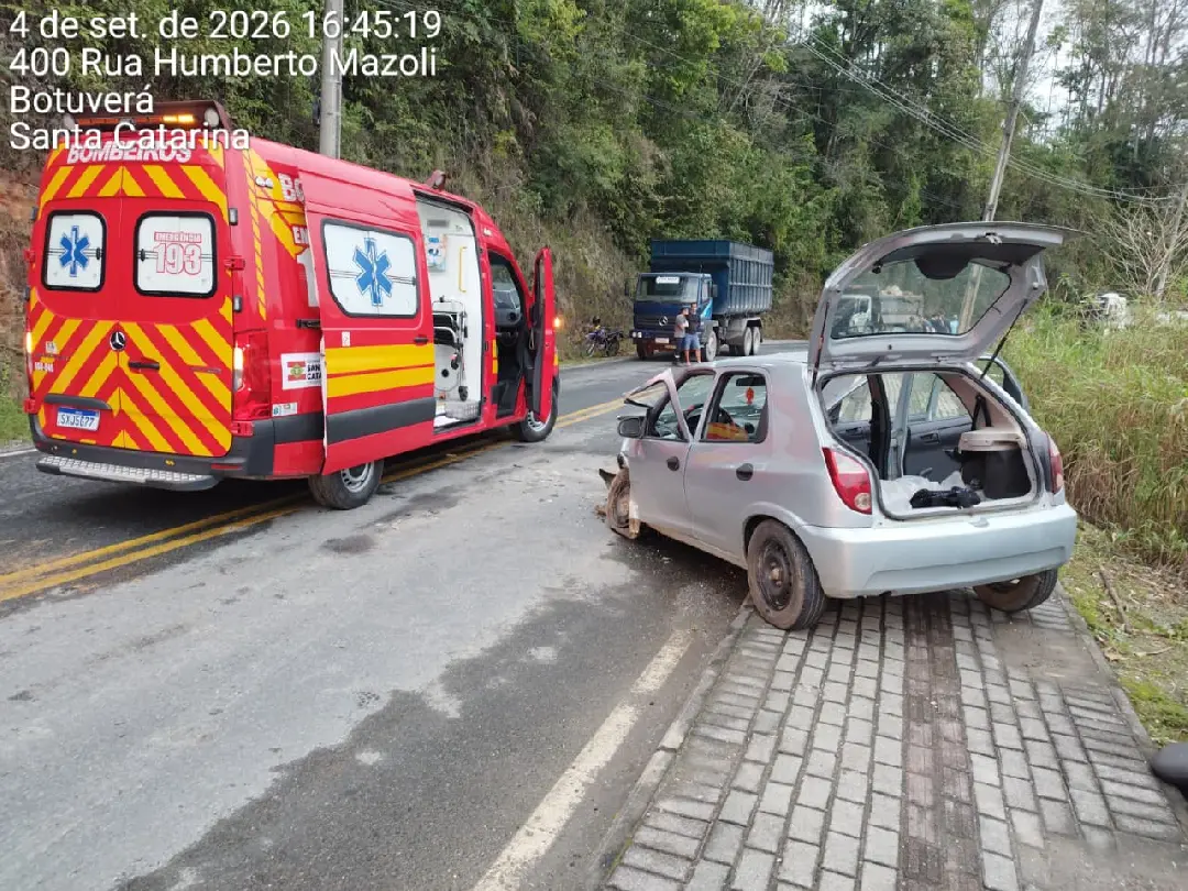Colisão entre dois carros deixa mulher ferida em Botuverá