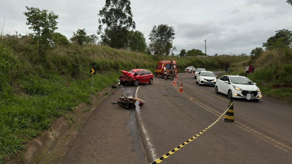 Motociclista morre após bater de frente com carro em rodovia de SC