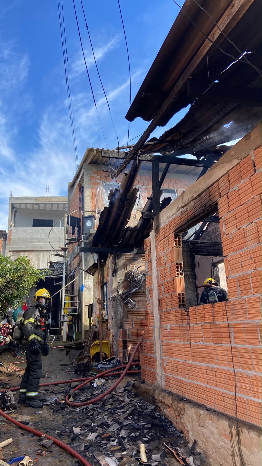 Incêndio atinge residência em Camboriú; criança e pais já estavam fora do imóvel e dois cães são resgatados |